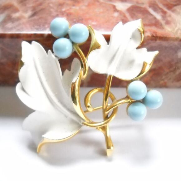 1967 Sarah Coventry White Enamel Blue Beaded Grapevine Brooch EUC 1 7/8×1 7/8" - Picture 10 of 13